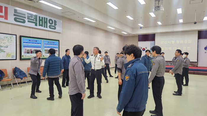 군산시, 청원경찰 56명 현장대응 교육…민원현장 안전·질서 강화